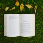 Zwei Bücher, zwei Perspektiven: Wie Religion junge Menschen und Bestsellerlisten prägt